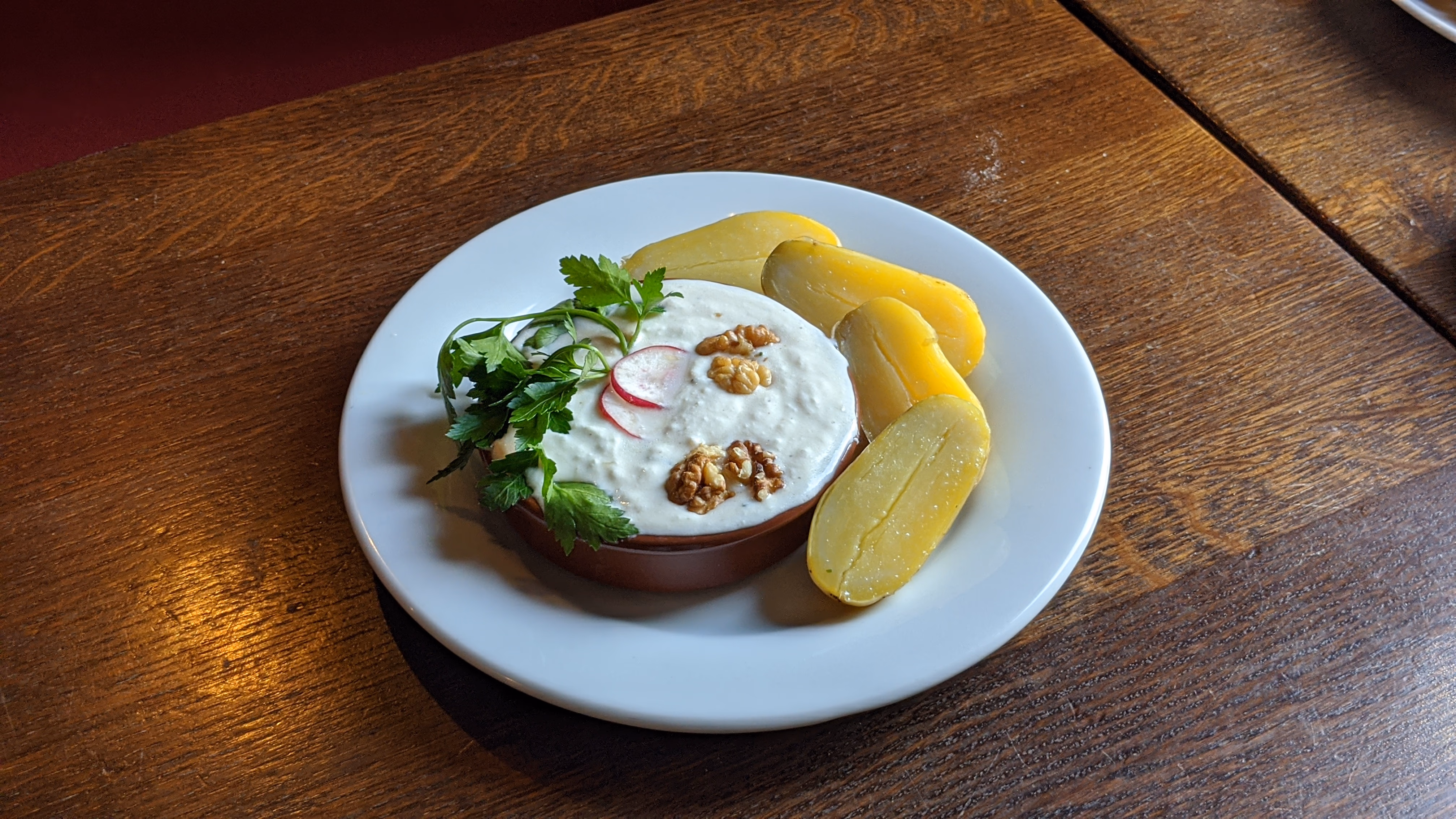 Cervelle de canut servie avec radis, pommes de terre et noix à l'Auberge des Canuts