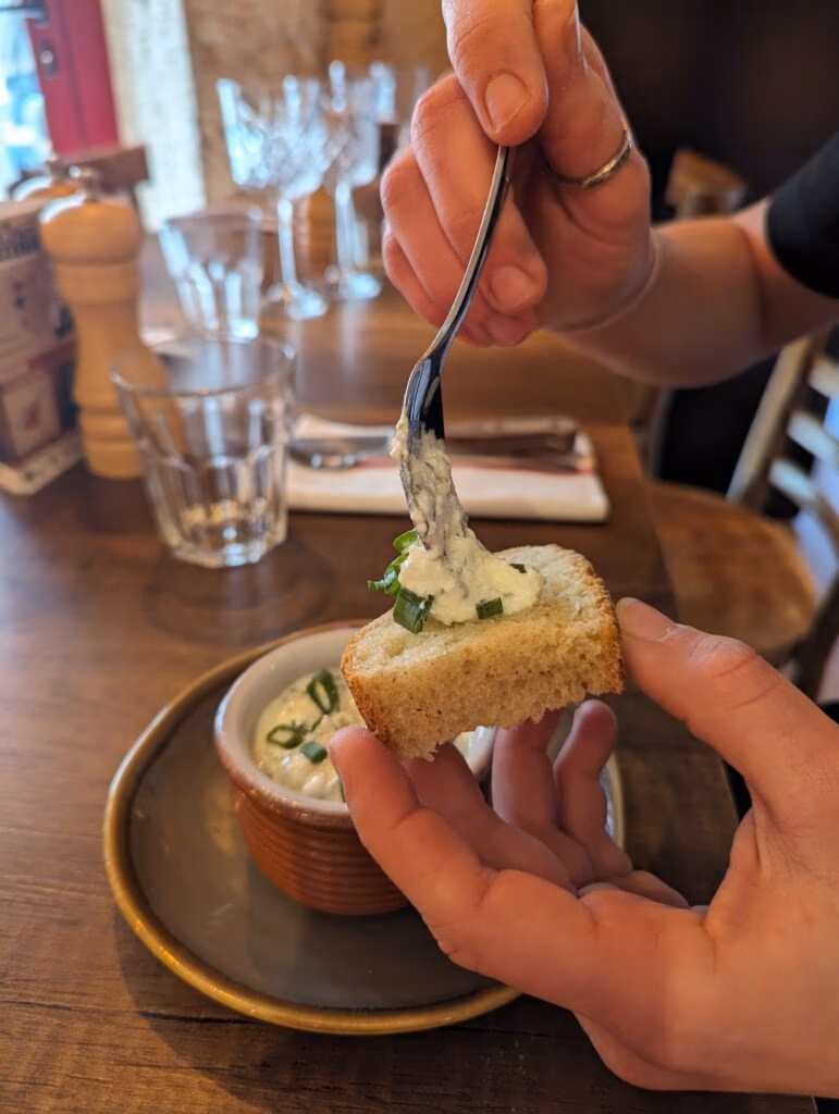 Dégustation d'une cervelle avec du pain frais