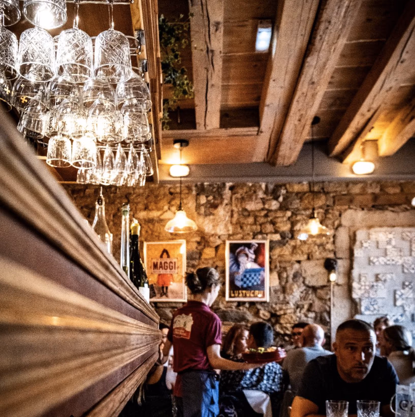 Gastraum des bouchon lyonnais, gedeckt für ein traditionelles mâchon in Lyon
