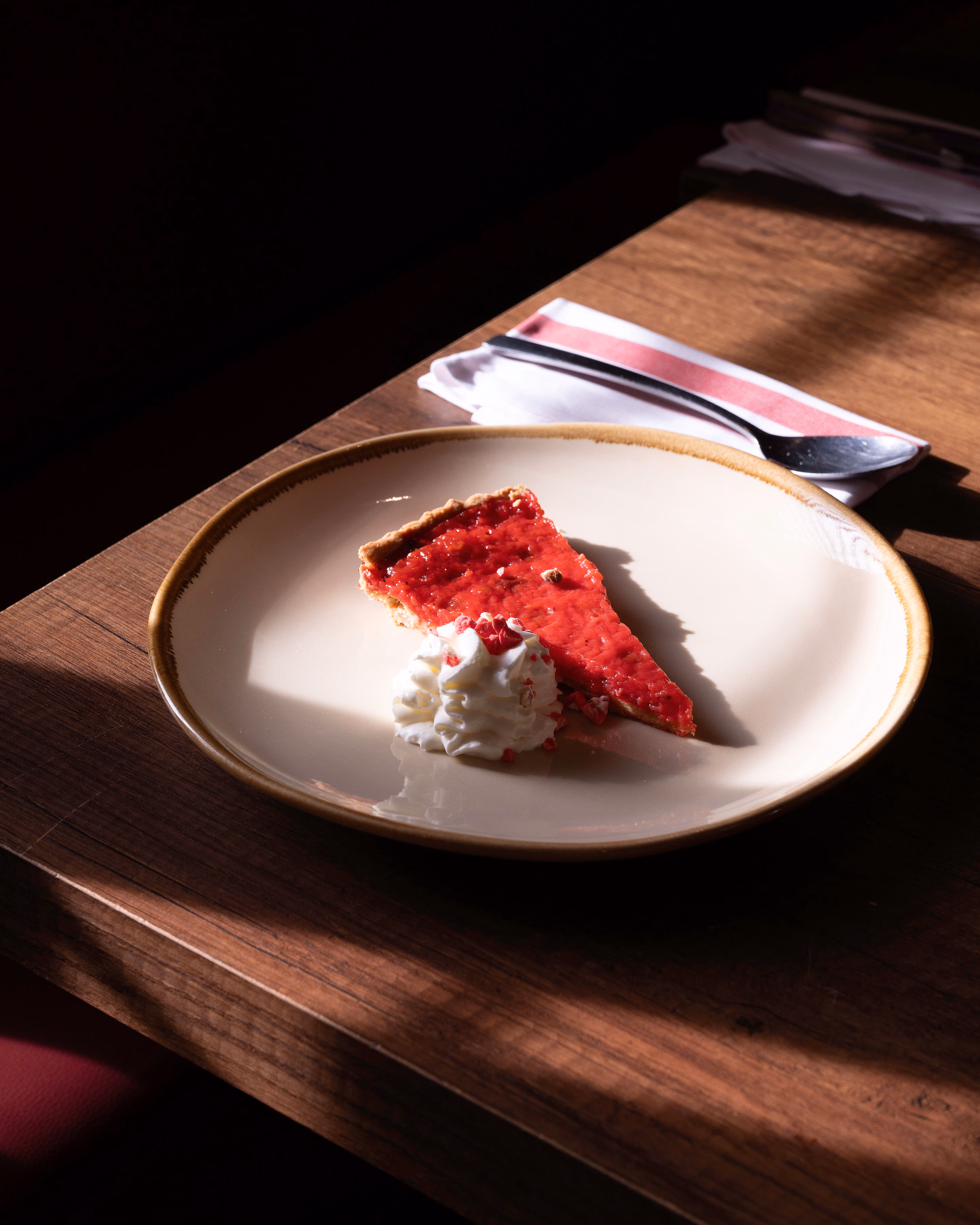 Part de tarte à la praline rose à l'Auberge des Canuts, bouchon lyonnais