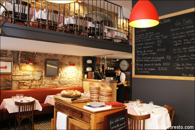 Salle du restaurant bouchon lyonnais Sully Lyon