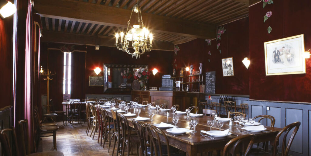 grande table au café comptoir abel