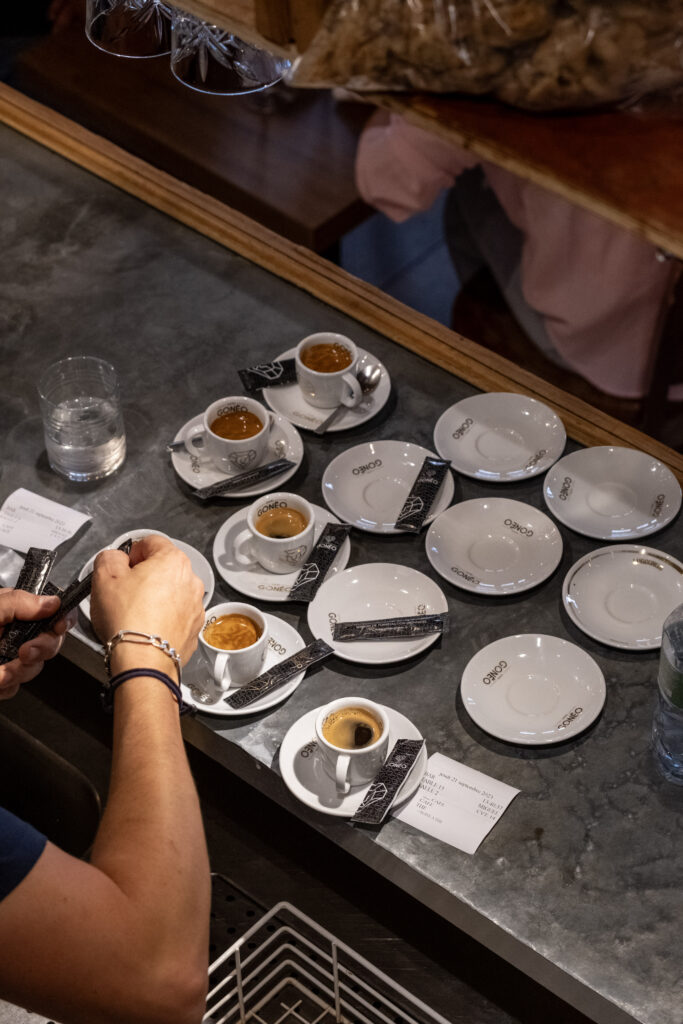 Des cafés au restaurant