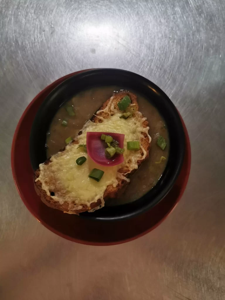 La gratinée à l'oignon, entrée légendaire du bouchon