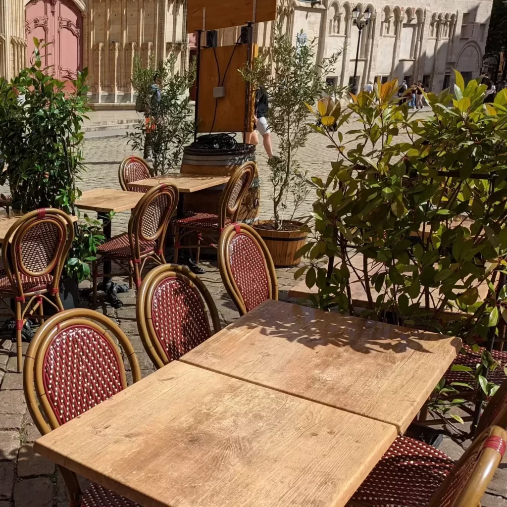 Terrasse de bouchon lyonnais face à la cathédrale Saint-Jean