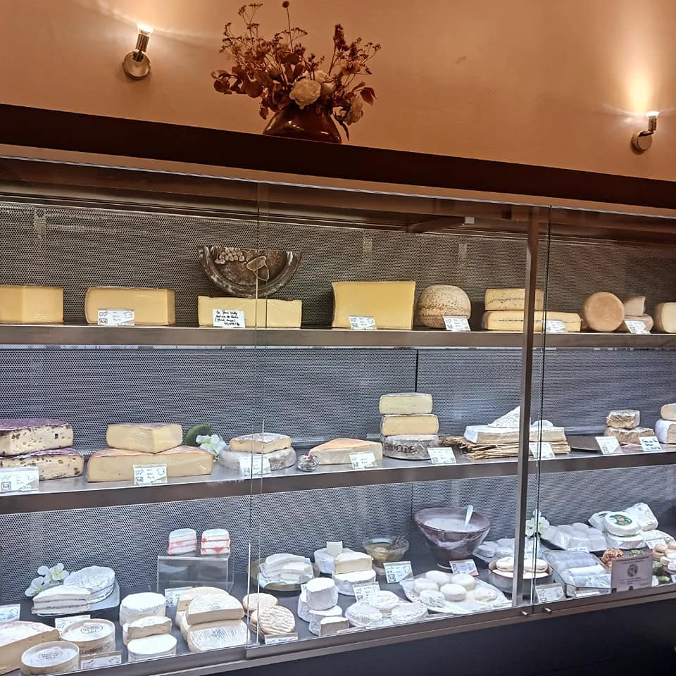 vitrine de la fromagerie saint jean 