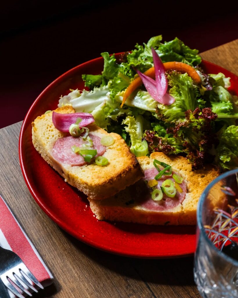 le saucisson brioché avec de la salade verte 
