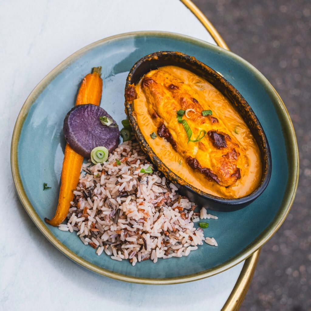 la quenelle de brochet avec du riz et un duo de carottes